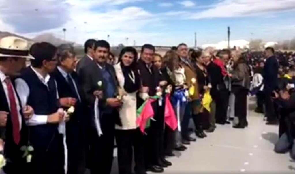 VIDEO: Realizan muro humano mexicanos y estadounidenses