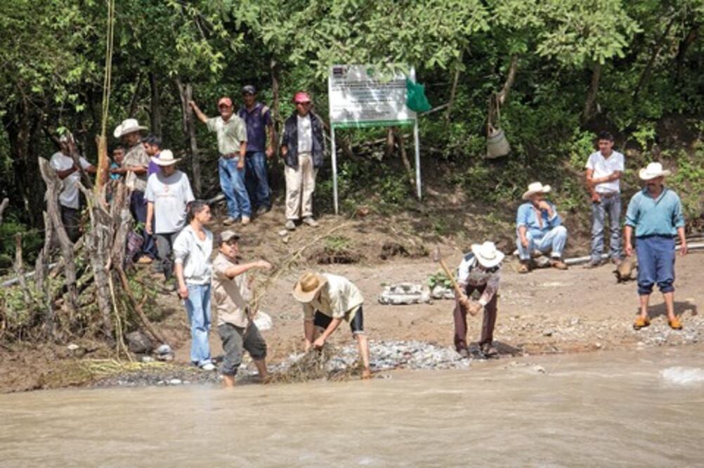 “Incomunicadas, 900 personas”