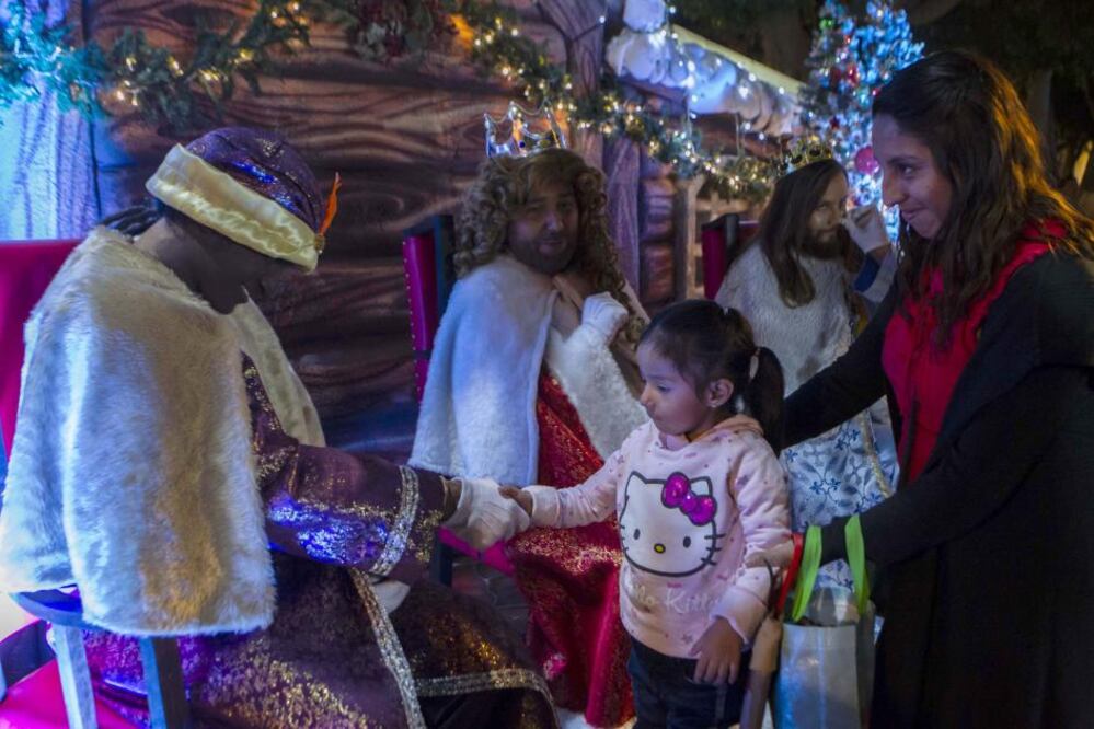Melchor, Gaspar y Baltasar llegaron a Querétaro para regocijo de los niños que acuden a tomarse la tradicional foto con los míticos personajes que están en estos momentos en el jardín Guerrero.