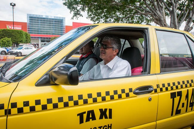 Becas para hijos de taxistas, maestros y policías se lanzarán en marzo
