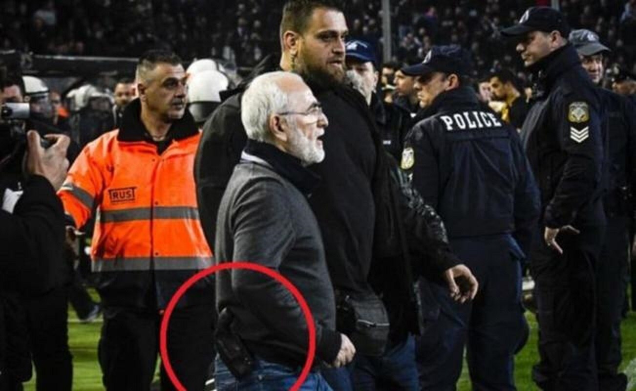 Presidente del PAOK intimida al árbitro con una pistola