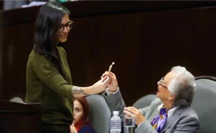 Diputada regala “churro” de marihuana a Sánchez Cordero