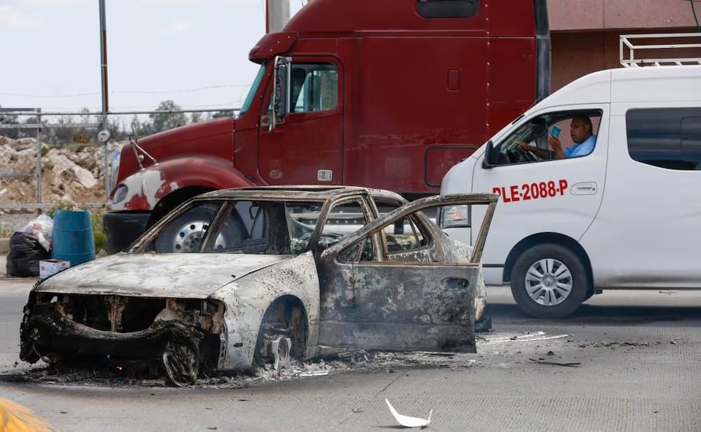 Autos quemados en algunos accesos del municipio de San Juan de los Lagos, Jalisco luego de la detención y fallecimiento del narcotraficante Nemesio Oseguera Cervantes “El Mencho” durante esta mañana en Tapalpa (22/02/26). Foto: Diego Simón Sánchez/ EL UNIVERSAL