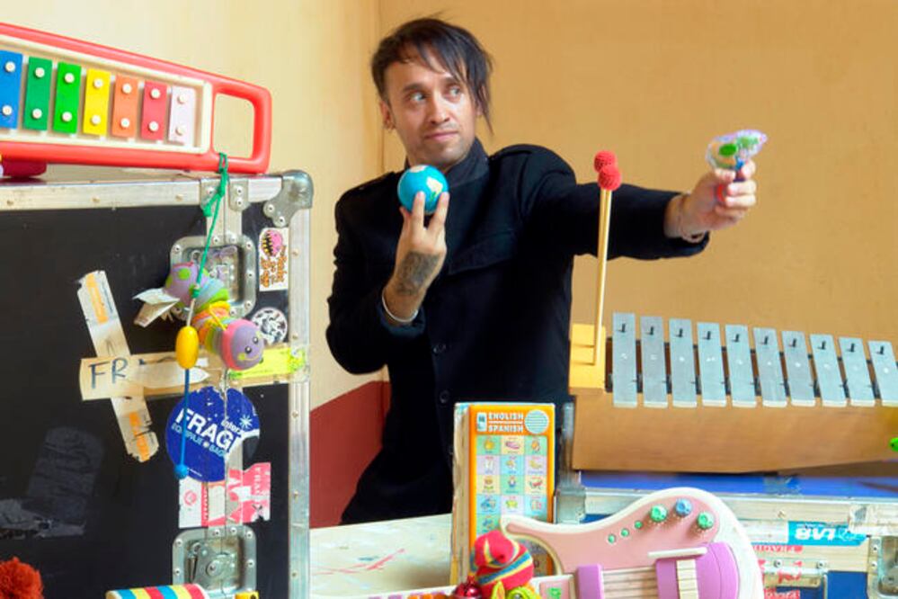 A través de la música, pintura y la parte escénica, Rick Maciel ayuda a niños y jóvenes que padecen síndrome de Down, autismo, esquizofrenia, además de niñas que han padecido violencia sexual (ARCHIVO. EL UNIVERSAL)