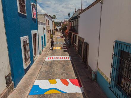 Arte urbano en las calles de Querétaro; pintan el suelo para concientizar sobre la prioridad peatonal 