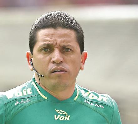 Brizio saca tarjeta roja directa