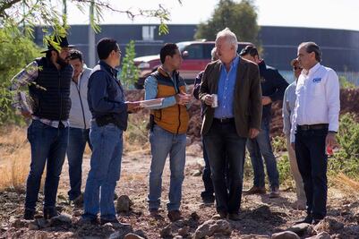 Vega Carriles supervisa construcción de escuela 