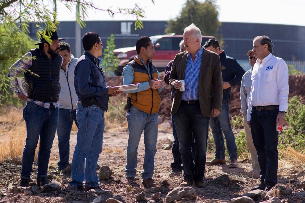Vega Carriles supervisa construcción de escuela
