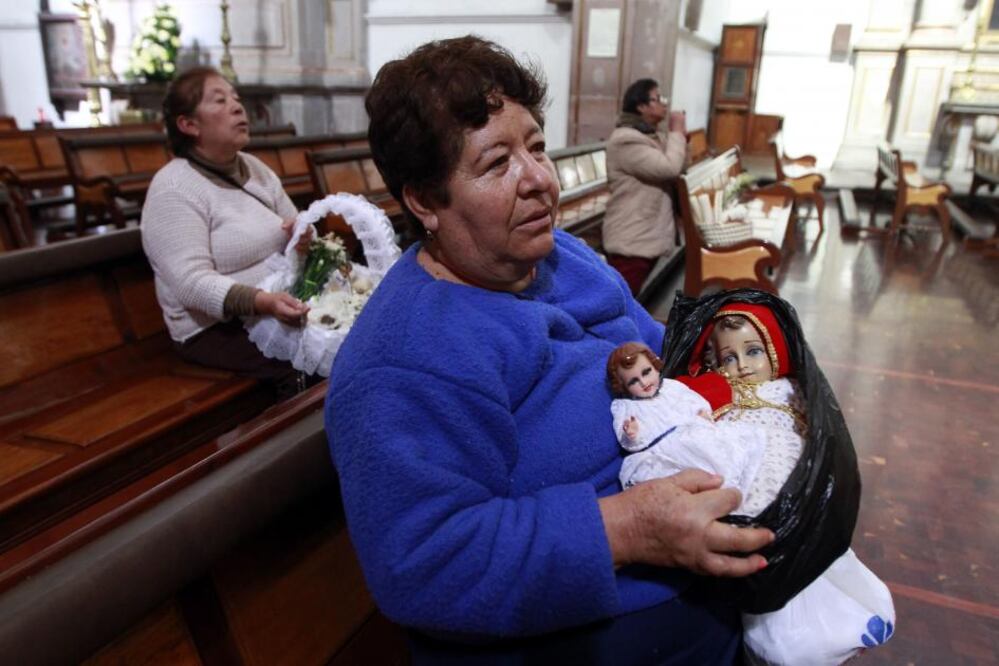Este 2 de febrero, cientos de católicos acuden a iglesias a bendecir figuras de varios tamaños del Niño Dios vestidas en coloridas ropas