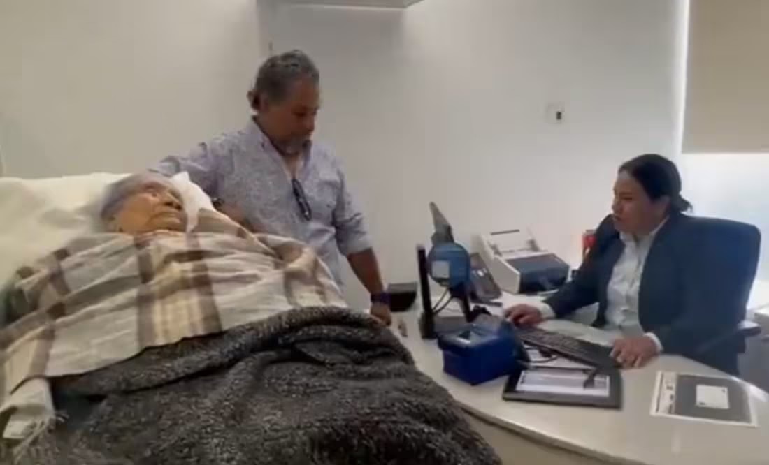 VIDEO: Banco obliga a mujer de 96 años a cobrar su pensión presencialmente en Oaxaca; fue llevada en camilla