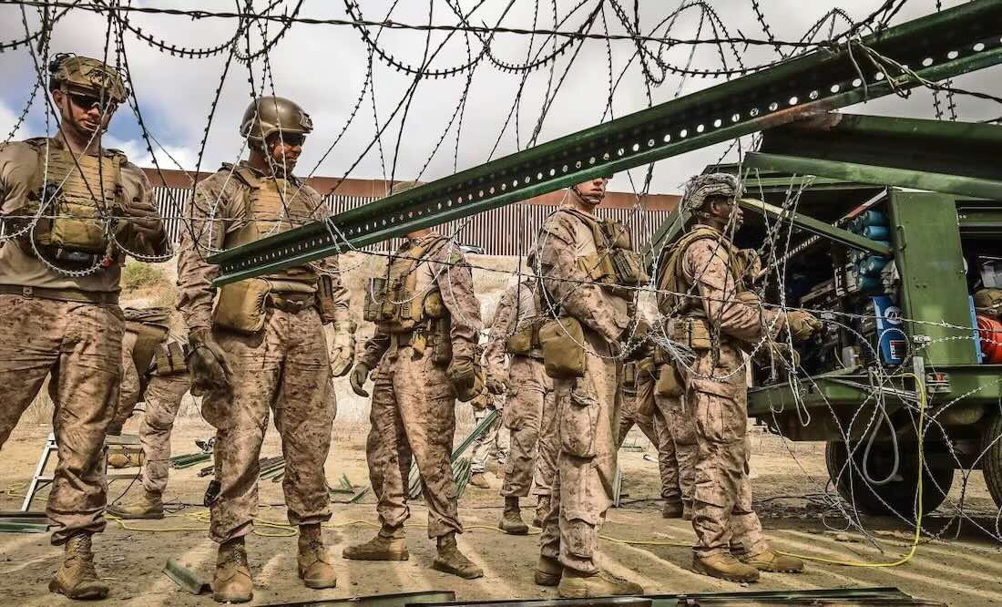 Integrantes del ejército de Estados Unidos refuerzan con alambre de púas y acero el muro fronterizo que divide San Ysidro, California, con Tijuana, Baja California. (12/02/2025) Foto: Joebeth Terríquez | EFE