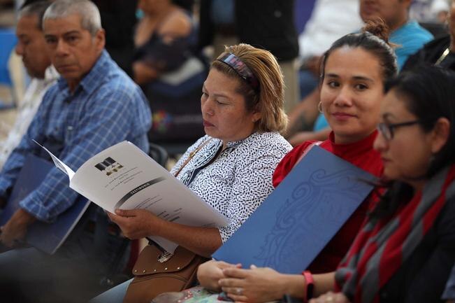 Realizan la tercera entrega de escrituras públicas en la capital