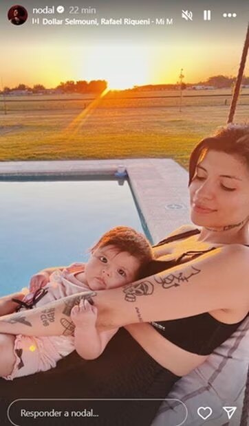 Con esta tierna imagen, el cantante presumió a su hija. Foto: Instagram
