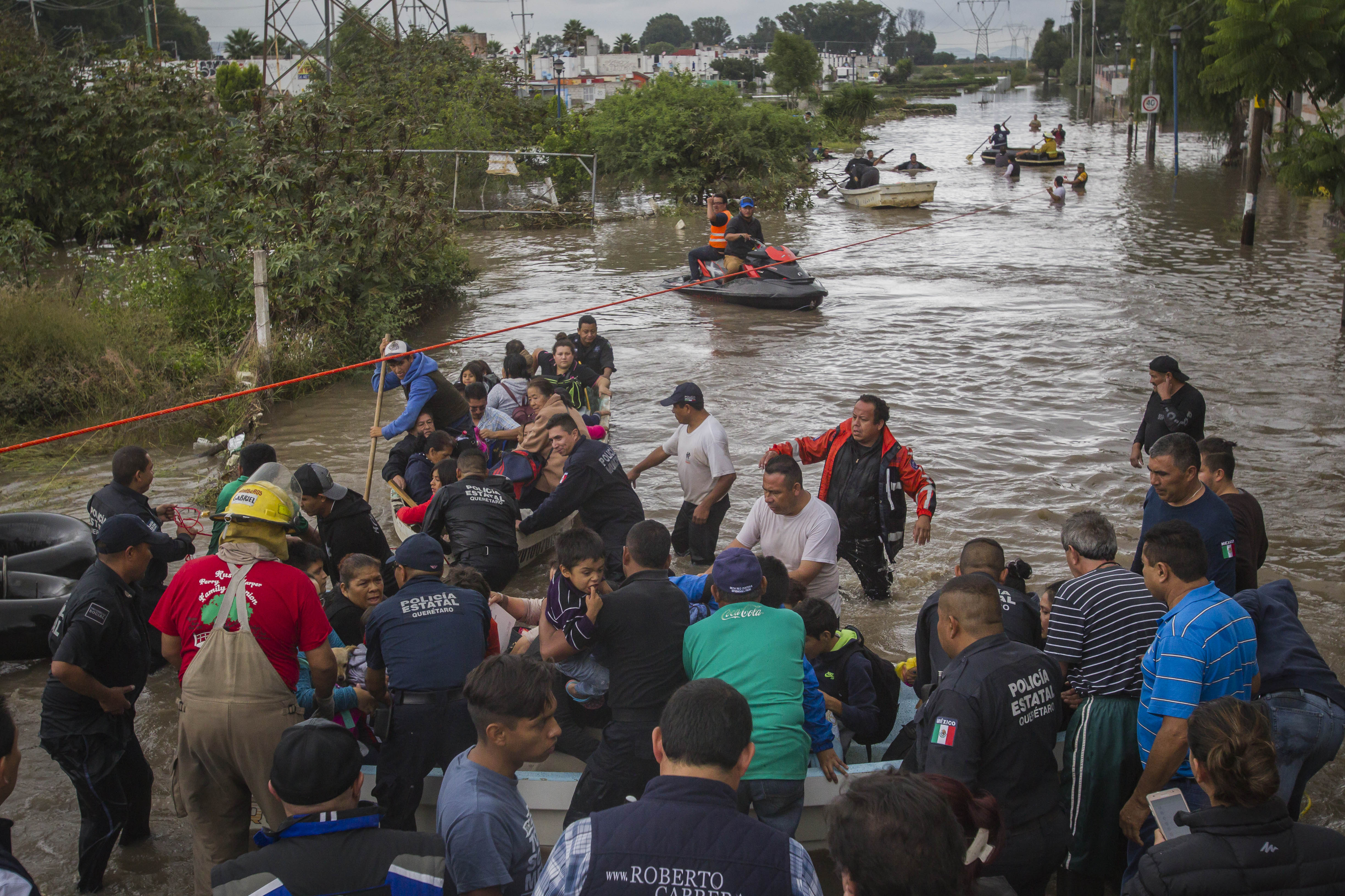 Evacuan a cientos de familias en SJR por inundaciones