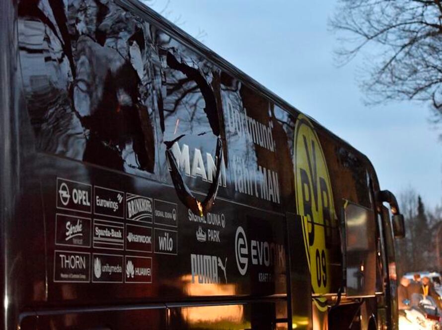 Imagen del autobús de Borussia Dortmund, con vidrios rotos, tras una explosión mientras se dirigía al estadio para un partido de la Champions League, en Dortmund, Alemania (MARTIN MEISSNER. AP)