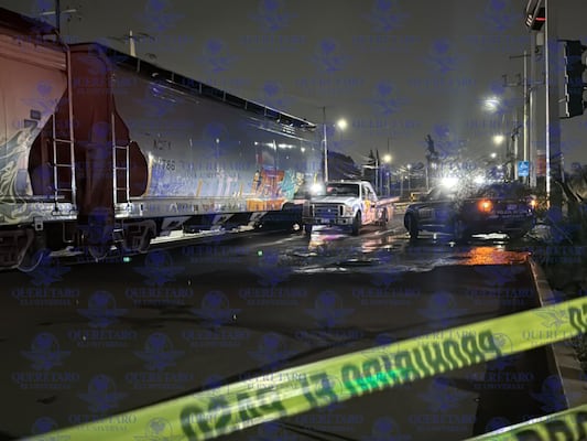 Muere motociclista arrollado por el tren en Querétaro; habría intentado ganarle el paso