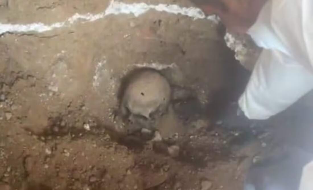 El colectivo Guerreros Buscadores de Jalisco localizó una osamenta con impacto de bala durante una búsqueda (19/04/2025). Foto: Captura de video