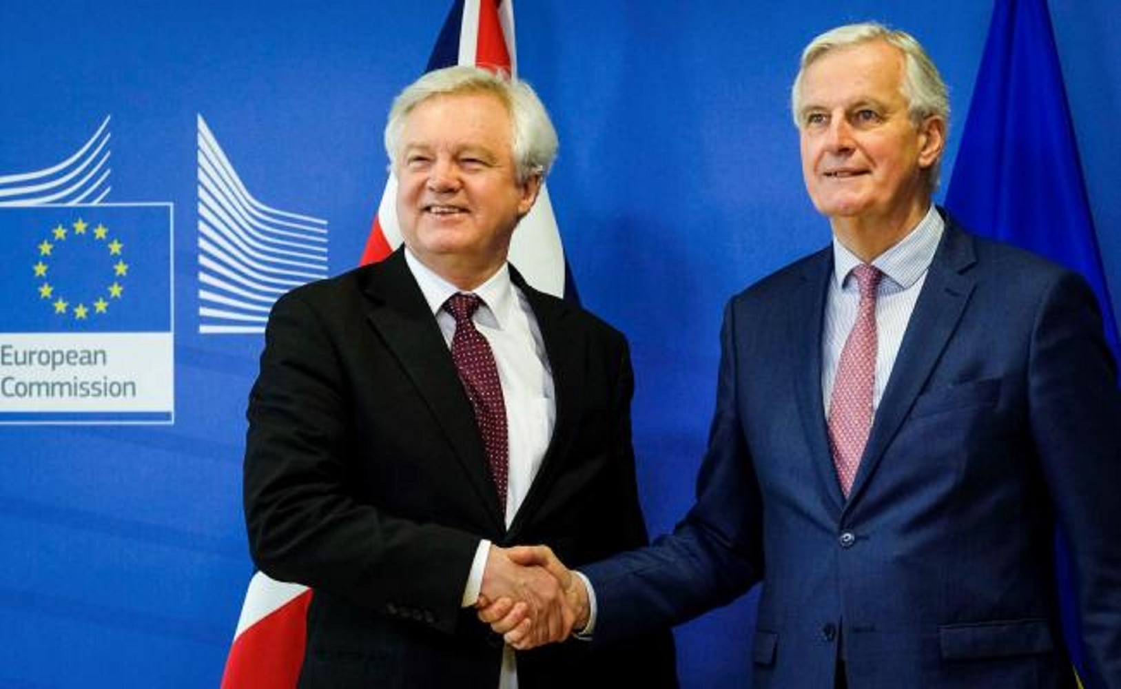 El jefe negociador de la Unión Europea (UE) para el "brexit", Michel Barnier (d), saluda al ministro para la salida del Reino Unido de la UE, David Davis (i), antes de una reunión en Bruselas. Foto: EFE