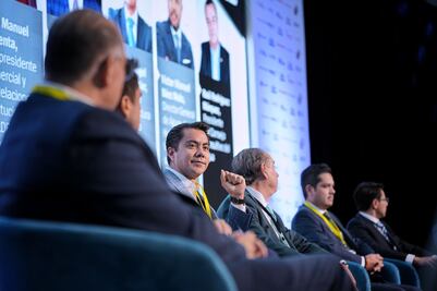 Felifer Macías presenta modelo de gobierno municipal en foro nacional de alcaldes