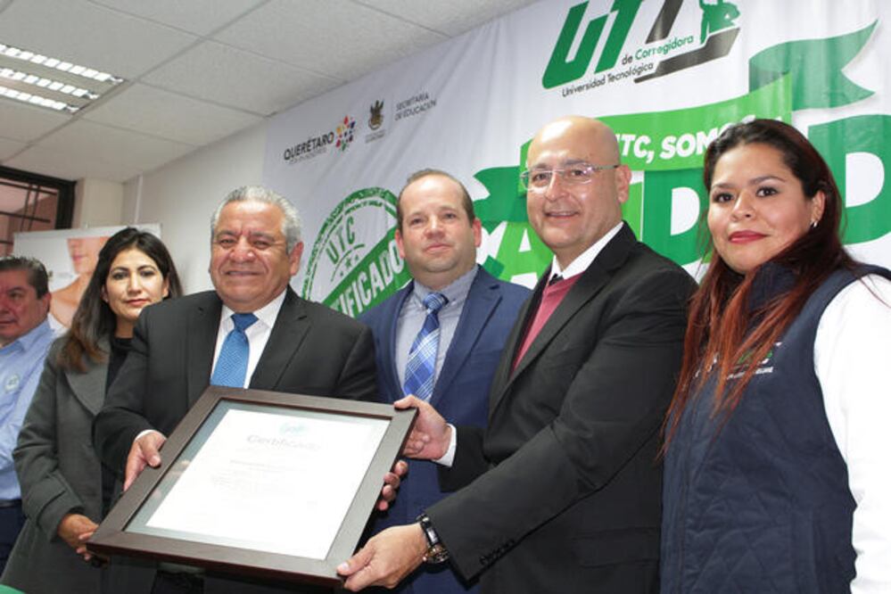 El secretario de Educación del estado, Alfredo Botello Montes (izq), felicitó a la comunidad UTC y la colocó como referente de logros (ESPECIAL)