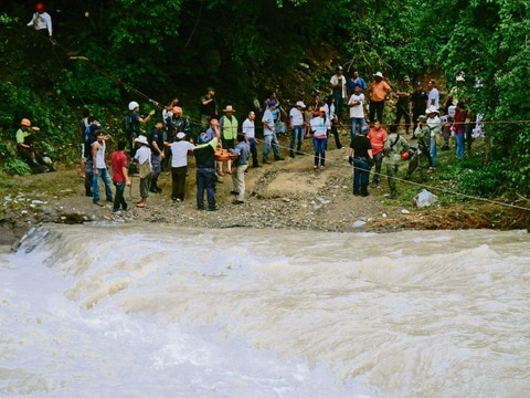 Hallan cadáver en río Ayutla