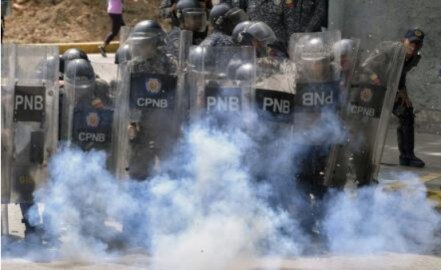 Policía en Venezuela lanza gas lacrimógeno a estudiantes para impedir marcha