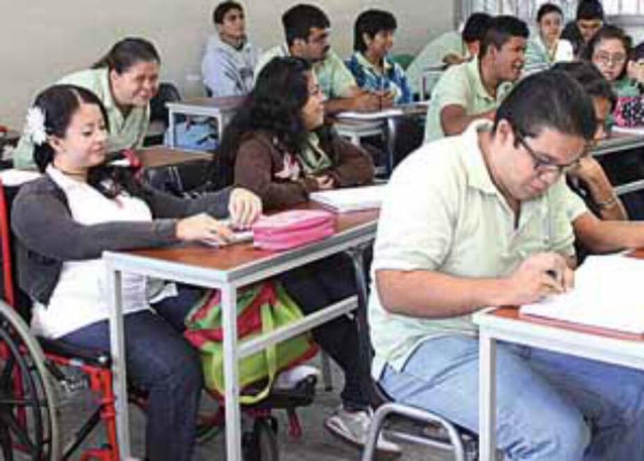 Jóvenes con discapacidad piden apoyo para estudiar
