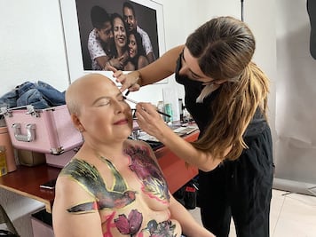 Artistas pintan en las cicatrices para luchar contra el cáncer de mama