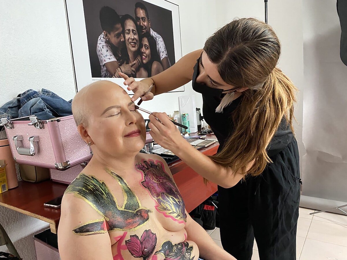 Artistas pintan en las cicatrices para luchar contra el cáncer de mama