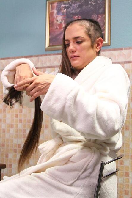 Monroe se rapa y dona su cabello