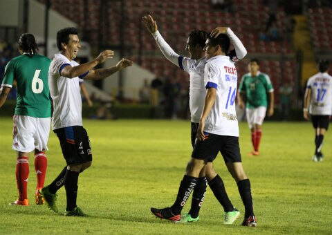 Gallos Blancos exhibe al Tri