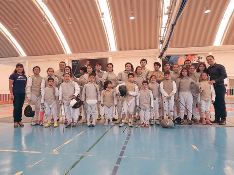 Promueven la esgrima y apoyan