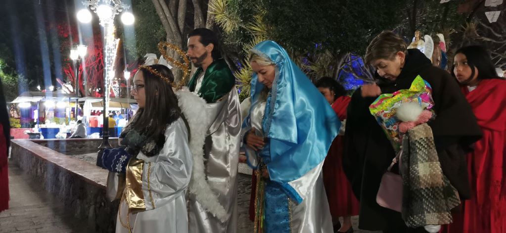 En cada posada se puede ver de 300 a 400 personas que caminan y cantan a un igual. Foto: Rosaura Hernández