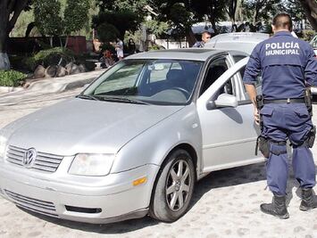 Detienen a presuntos robacoches en capital