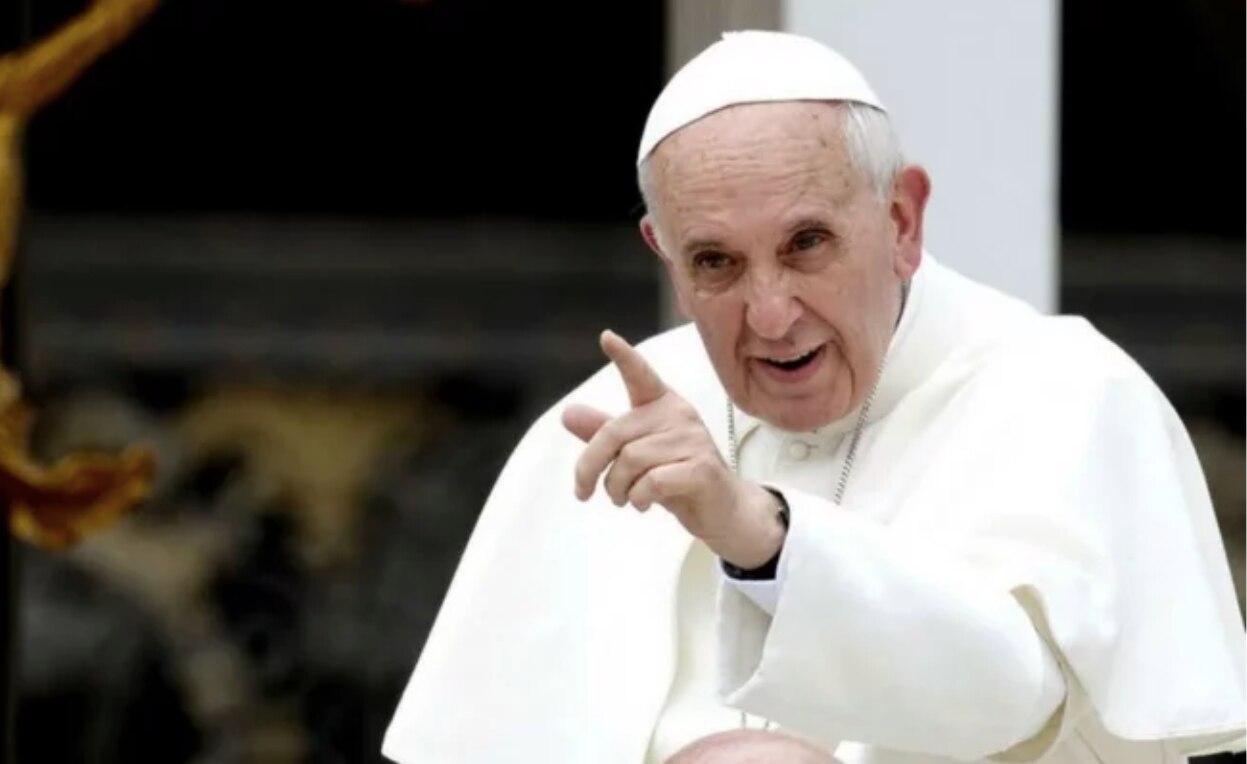 “Te doy un beso, pero no me muerdas”, dice el papa Francisco a monja