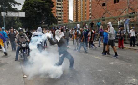 Policía dispersa con gases lacrimógenos a manifestantes opositores en Caracas