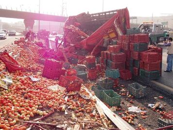 Vuelca camión con carga en la 57