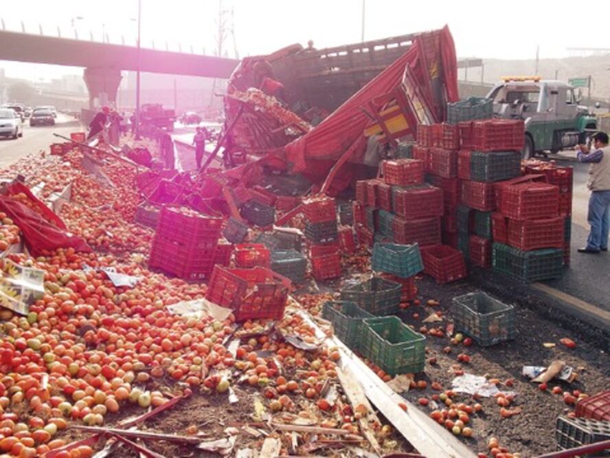 Vuelca camión con carga en la 57