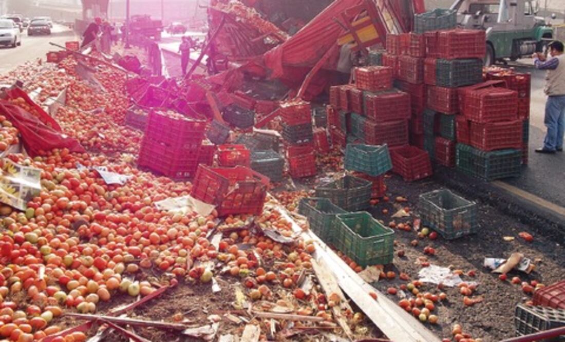 Vuelca camión con carga en la 57