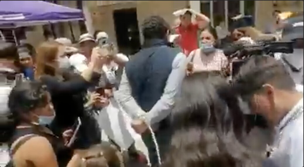 Video. Para exigir justicia, amarran a funcionario y lo pasean por las calles en Huimilpan