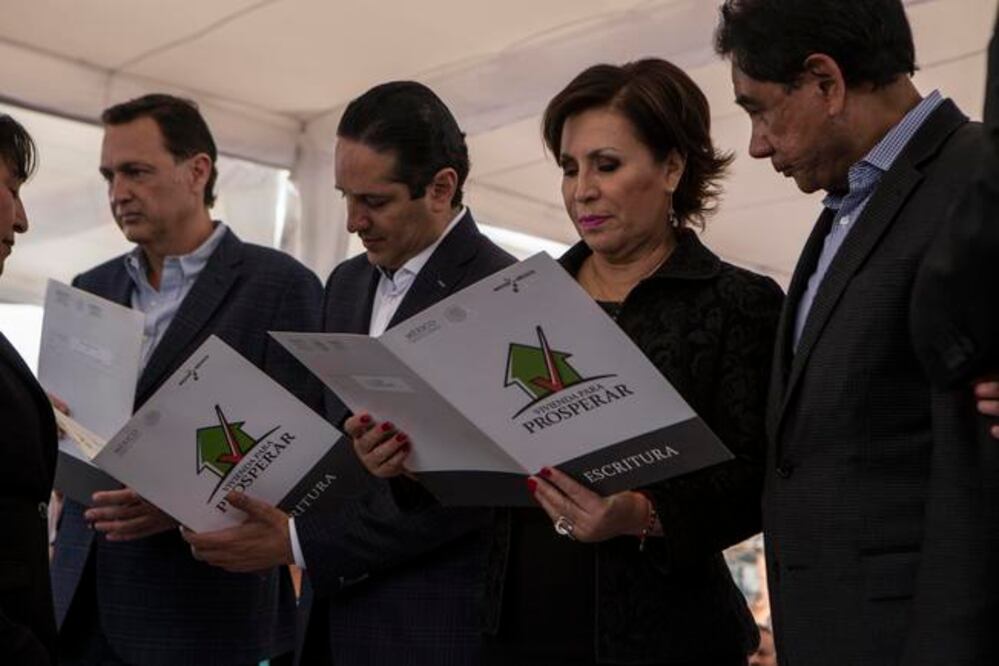 Rosario Robles, titular de la Sedatu, y el gobernador de Querétaro, Francisco Domínguez (centro), firmaron un convenio para integrar el Consejo Estatal para impulsar una nueva ley de asentamientos humanos en la entidad. (FOTO: DEMIAN CHÁVEZ. EL UNIVERSAL)