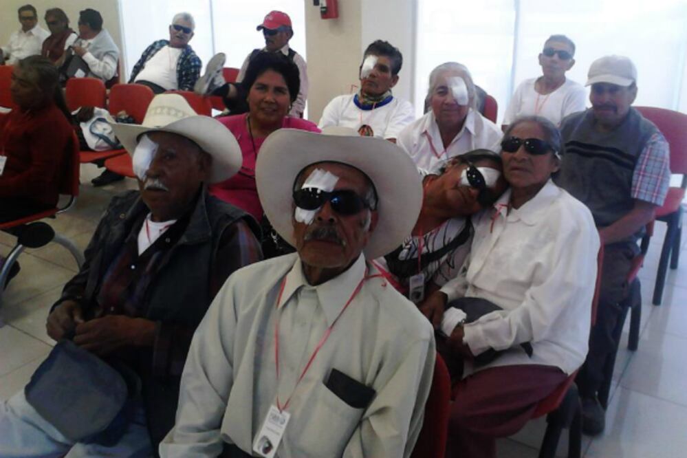 Operan de cataratas a adultos mayores