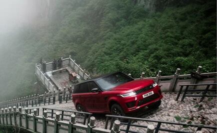 Una Range Rover plug-in hybrid escala la “Puerta al Cielo” en China