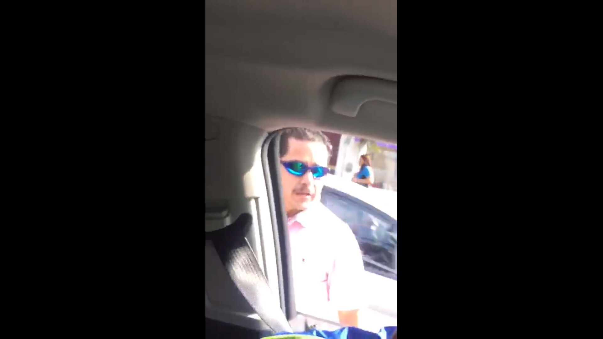 Chofer de Qrobús agrede a comunicador; reacciona al ser grabado