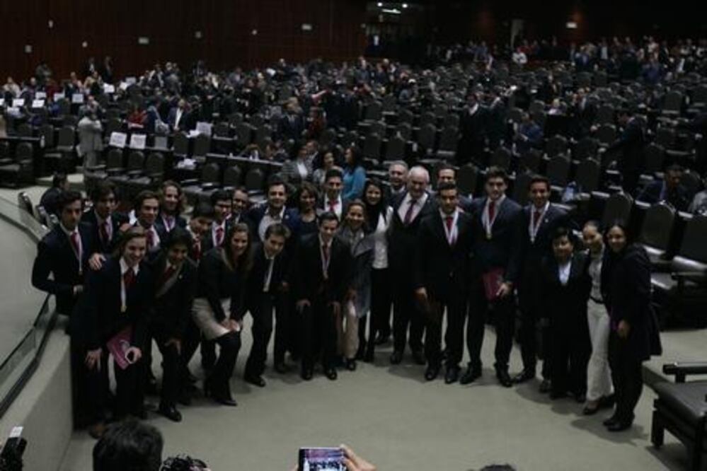 Diputados celebran cetro del hockey sobre hielo