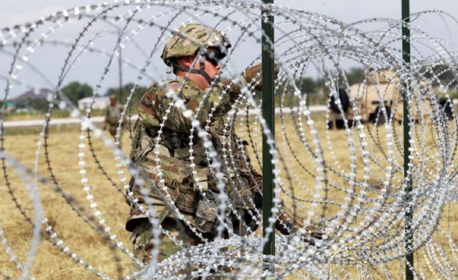 Soldados de EU colocan alambre de púas en frontera con México
