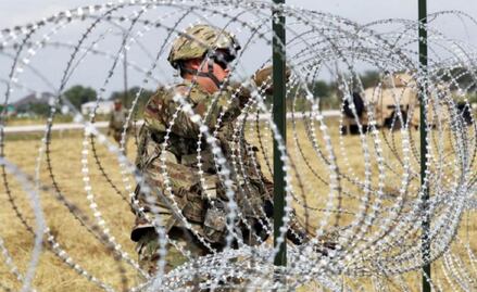 Soldados de EU colocan alambre de púas en frontera con México