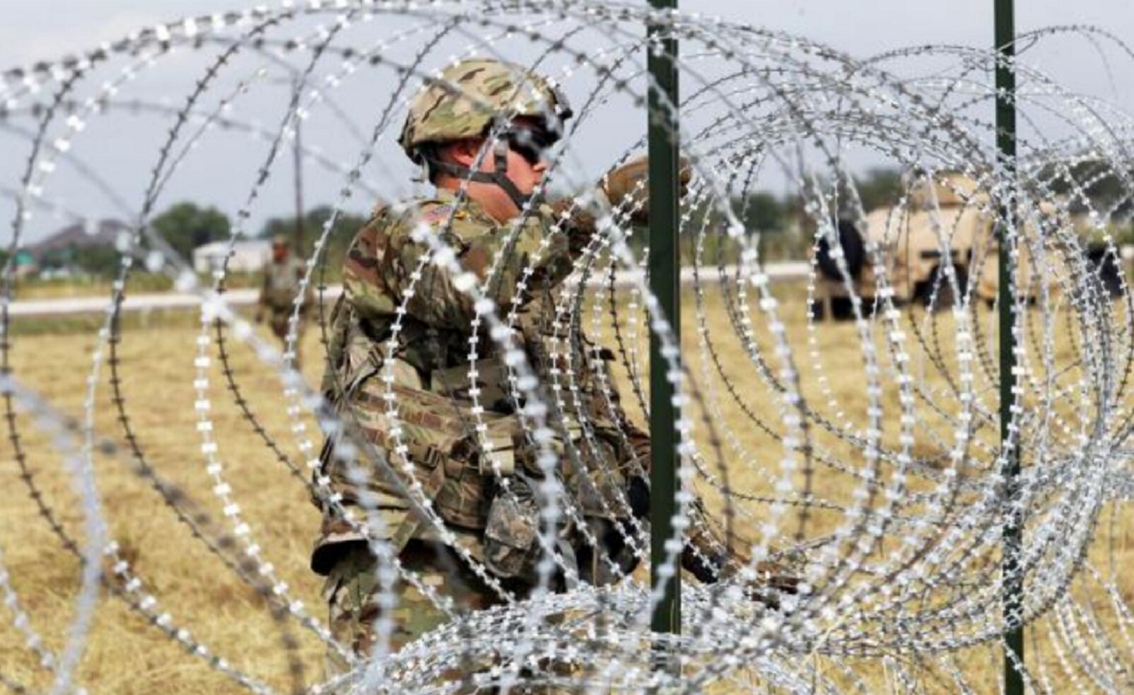 Soldados de EU colocan alambre de púas en frontera con México