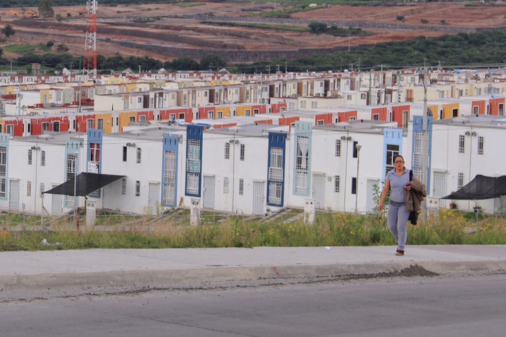 Sin entregar, 267  unidades y 2 mil 389 condominios