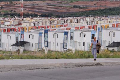 Sin entregar, 267  unidades y 2 mil 389 condominios